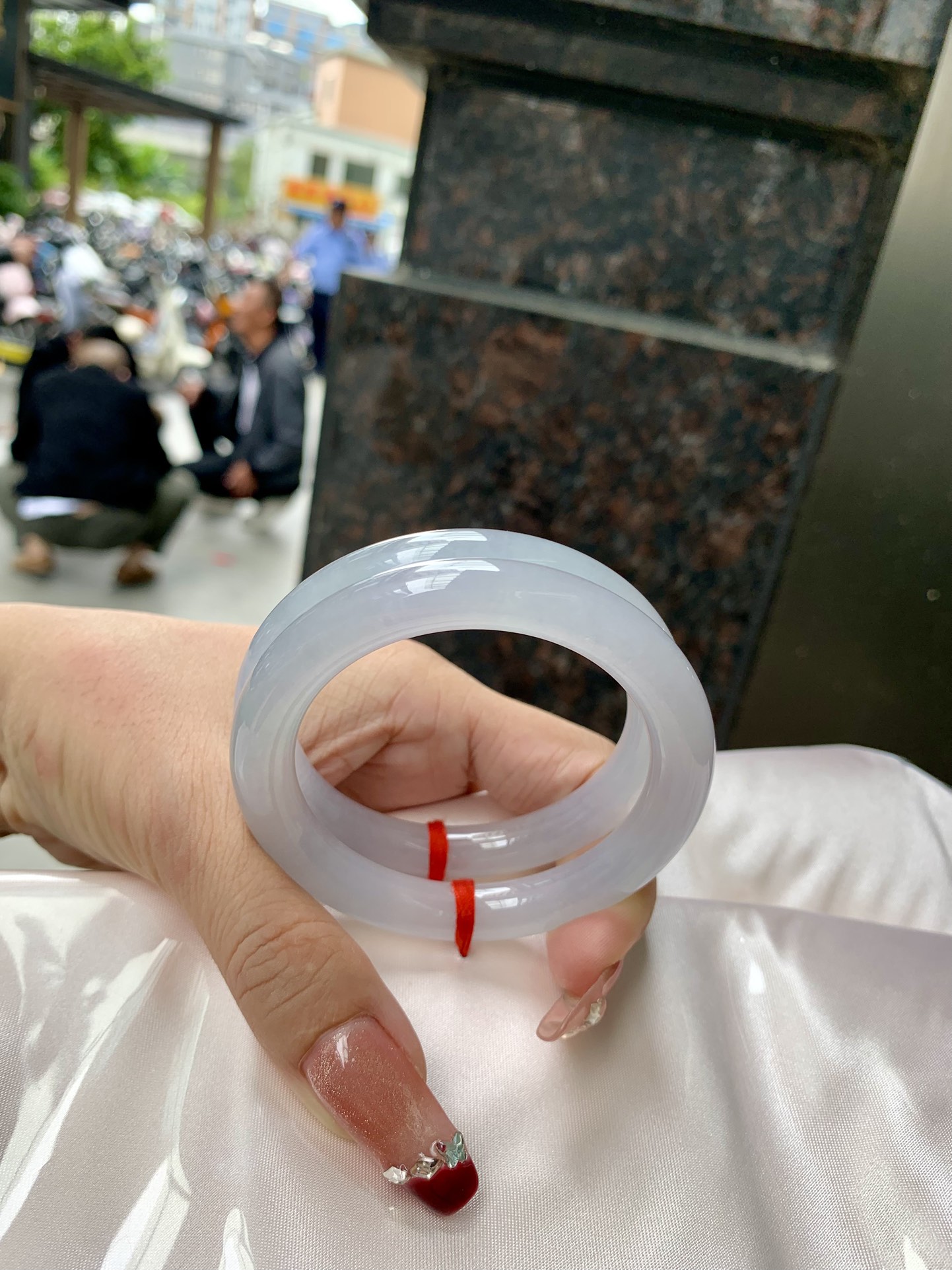 冰粉圆条,52.2-9-8.6,1023-X858-1,无裂，底妆冰润细腻，淡淡梦幻粉色调，让浪漫有了具象化，酥粉盈韧，温柔美人
