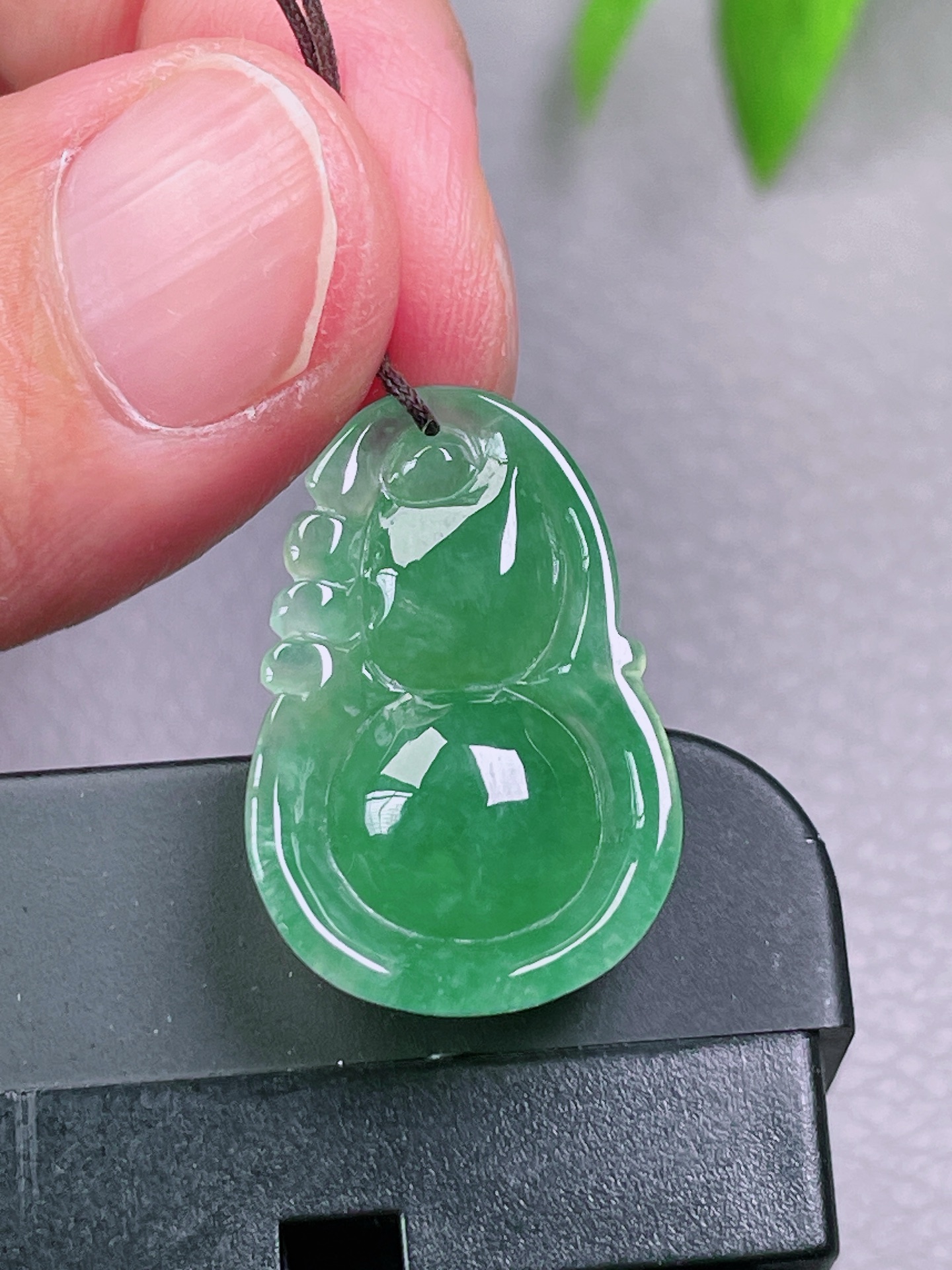 冰种小葫芦，水润饱满，起荧光，尺寸：24.4-16.3-7.5