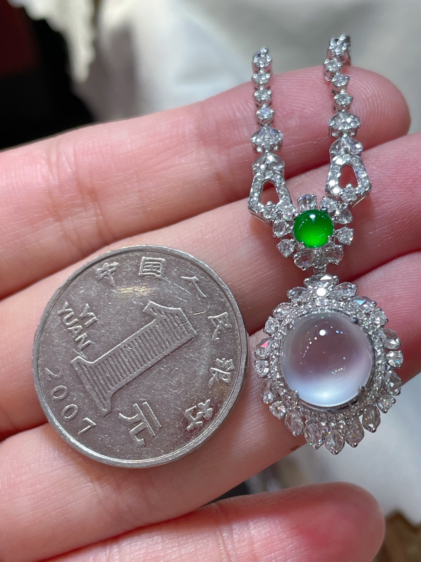 翡翠蛋面项链质量货，光感强烈，冰种料子水润通透，种老起光。18k豪镶，佩戴效果佳，9.8-9.4-5