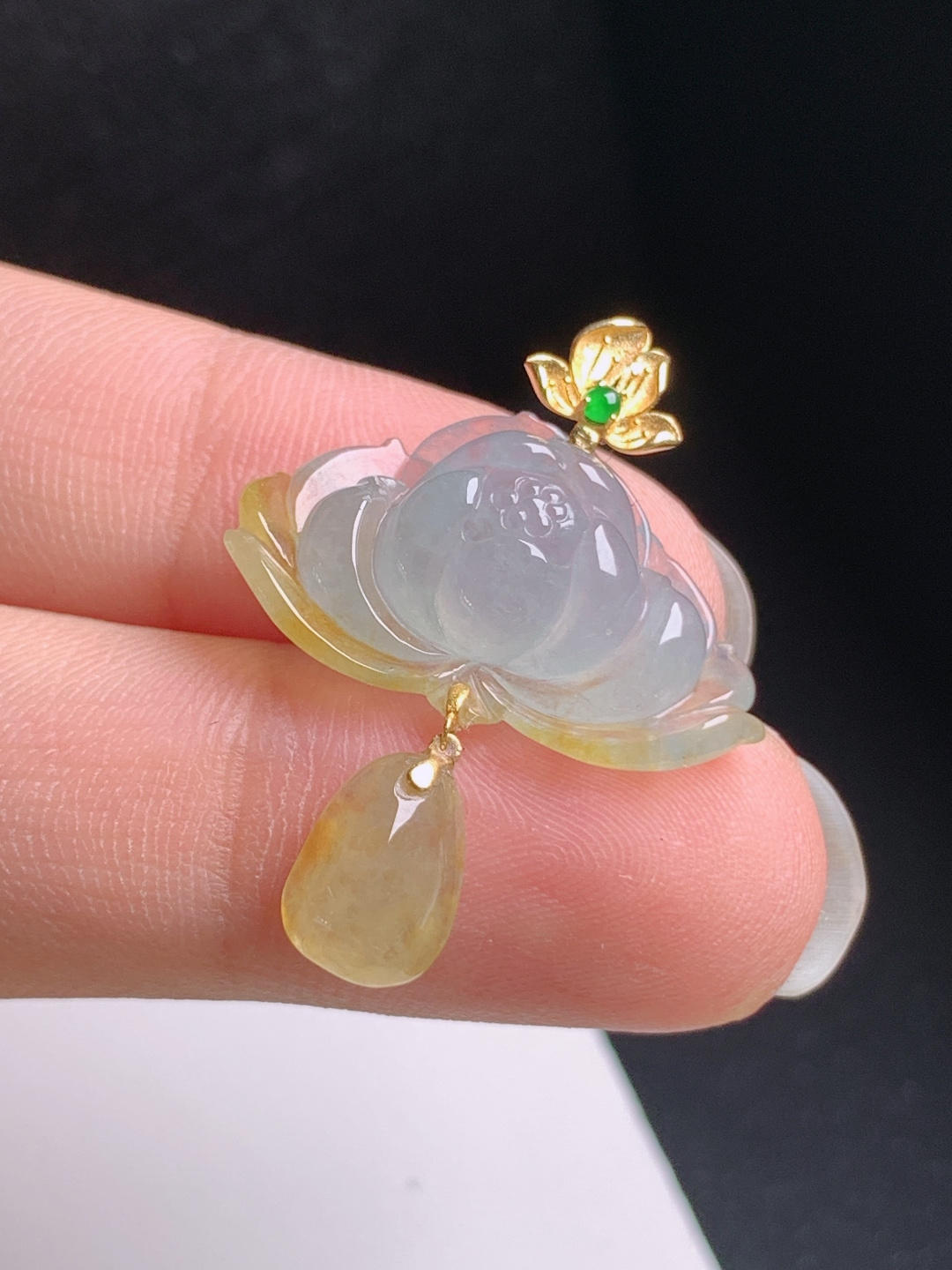 冰黄翡莲花吊坠，种水清透，雅致灵动，和和美美