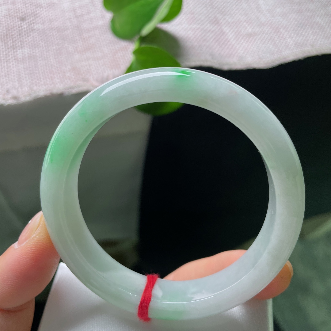 飘绿正圈，有纹，温润素白玉底凝一些翠色，柔光细腻，藏恰到好处的鲜活灵气。ss53561a