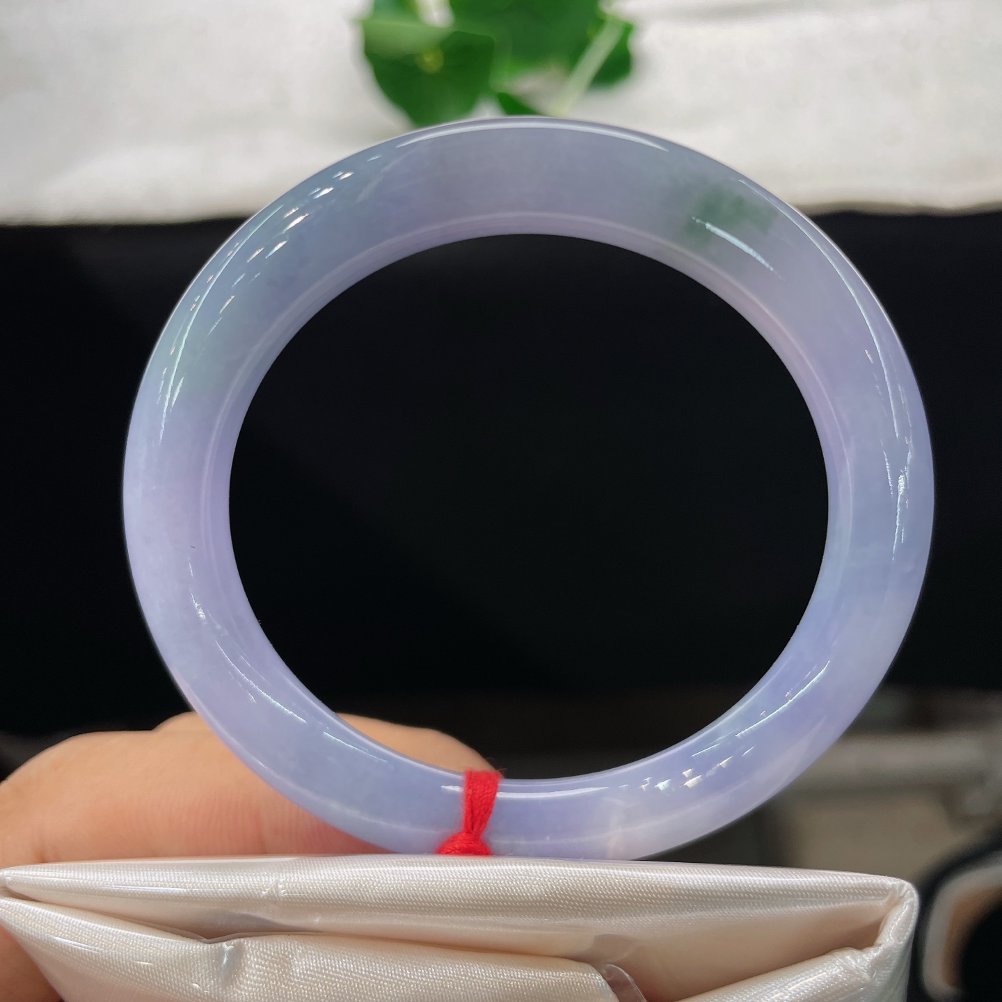 【翡翠手镯】圈口51.8/8.7，圆条，正圈53/54可戴，仿若紫雾衔春，质地澄澈莹润。淡紫氤氲，一抹翠色悄然点缀。细微纹。