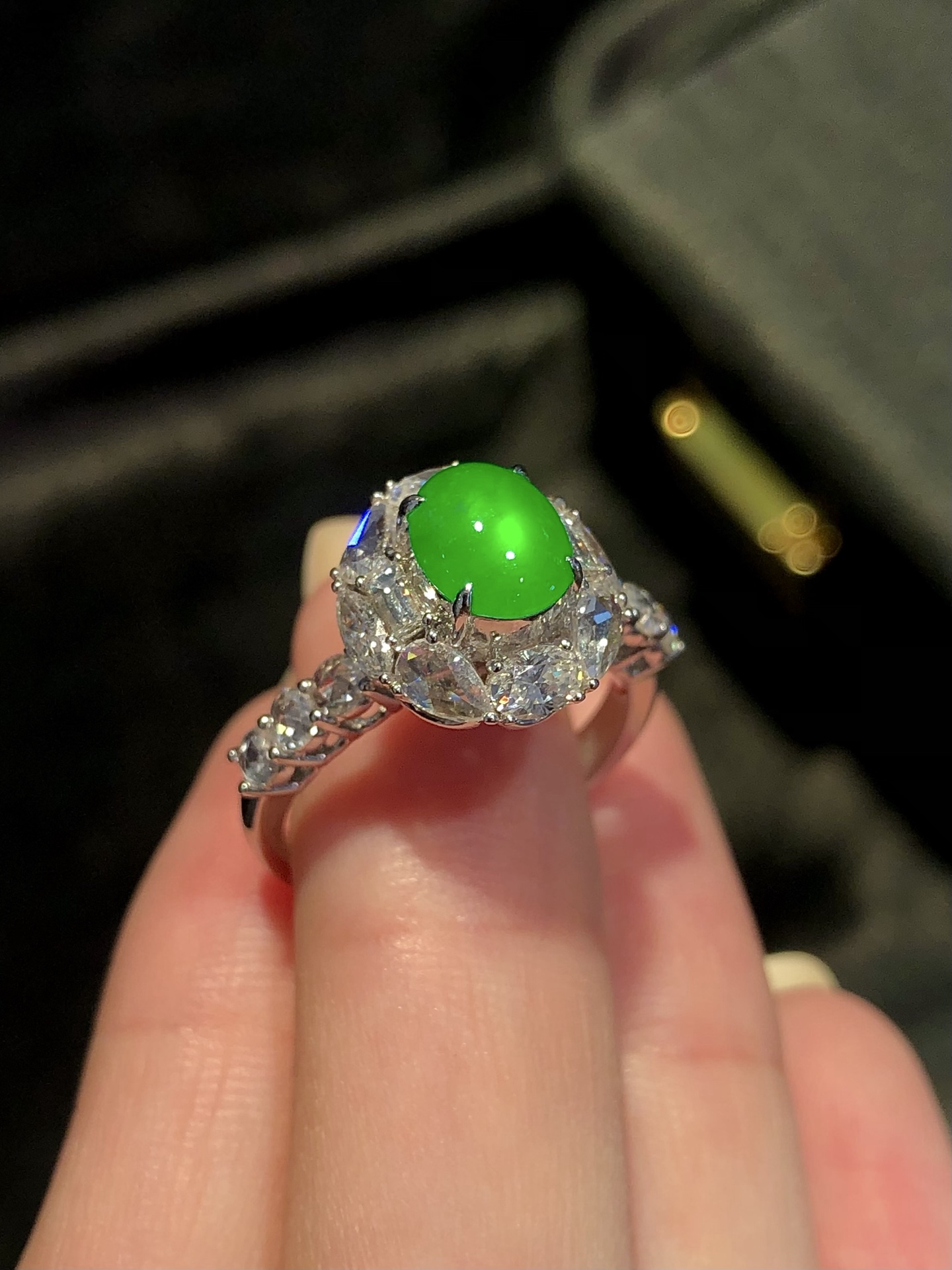 ️缅甸玻璃种炸光阳绿鸽子蛋戒指,种水通透，色泽浓郁光感强，亮晶晶大钻豪镶，感十足精品推荐～整体12.8x12.3x11.2,裸石7.8x6.4x3,️：