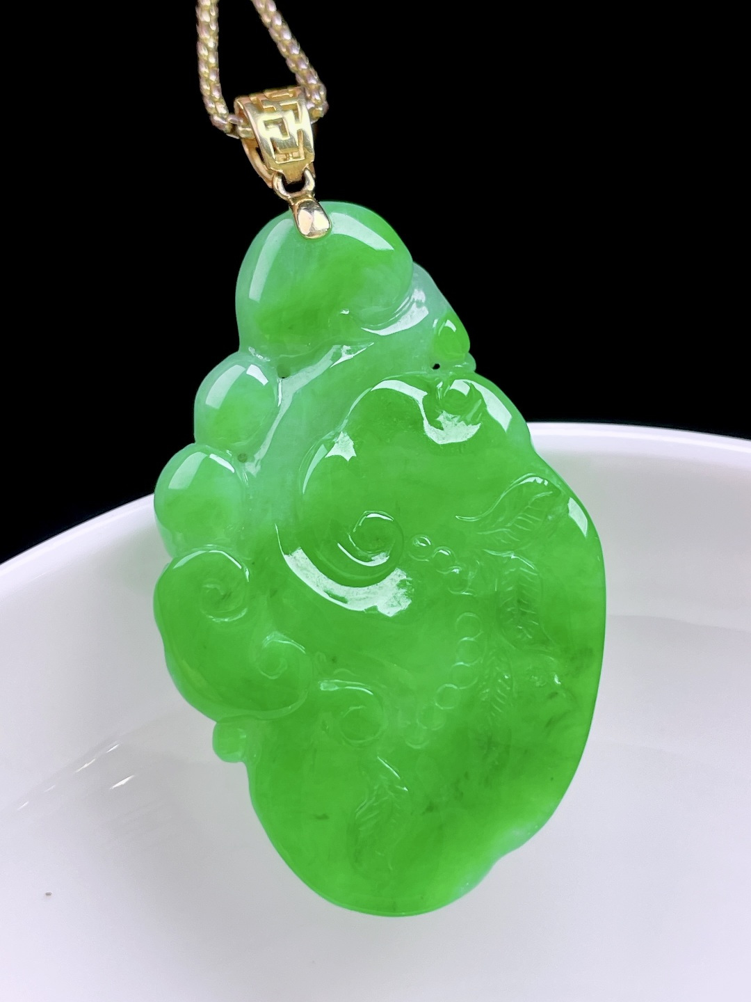 冰阳绿如意,色泽浓郁，种老水润，18k金镶嵌,整体：46,裸石：38.5/24.4/5.5
