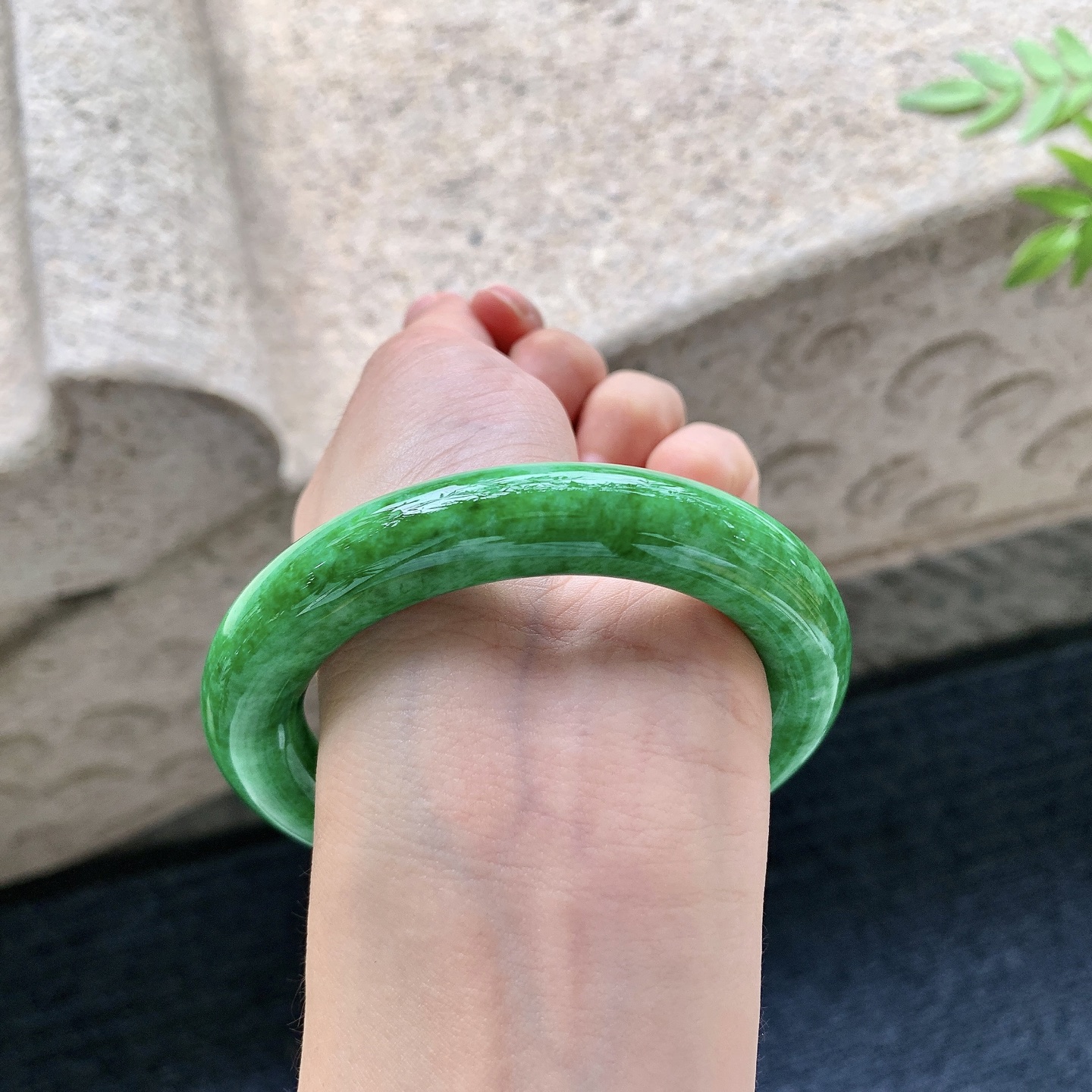 圆条56 57，【圈口】57/11.6/12，【编码】Q7083124，糯冰满绿，色匀，水润，种老，细腻，无裂。
