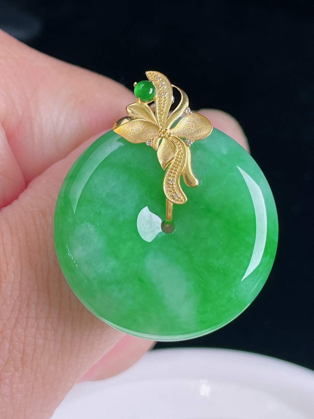 飘绿平安扣，18k镶嵌，老种起光，细底通透，尺寸：33裸石28/6.5mm0829