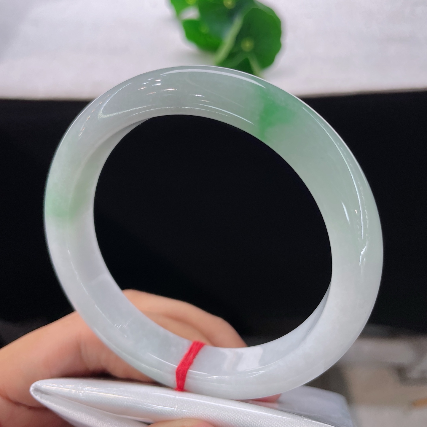 翡翠手镯 圈口59.6/12.2/8.8，白底青正圈，59/60可戴，半段翠韵轻浮玉面，仿若薄雾绕林。质地澄澈。无裂。