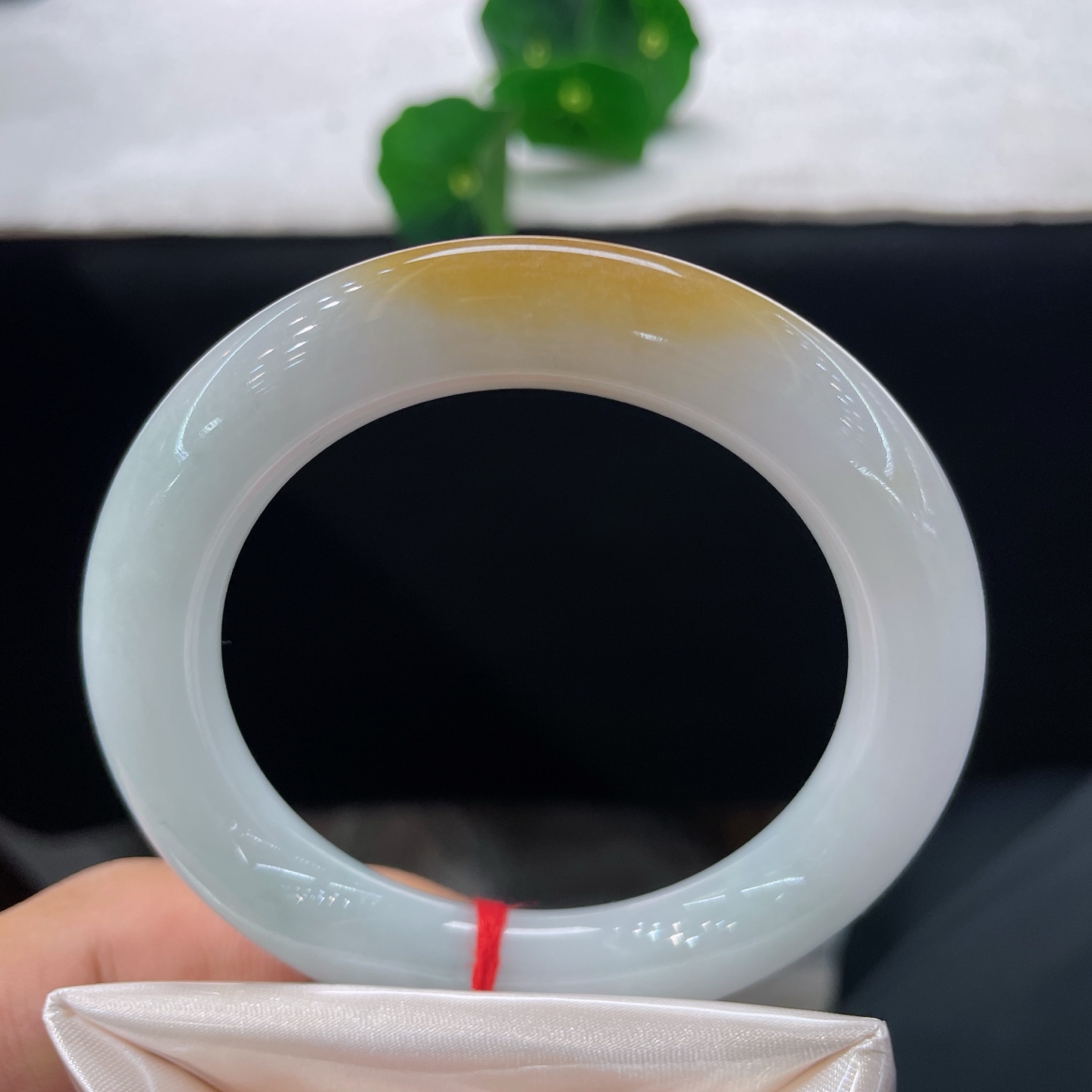 翡翠手镯，圈口54.3/10.9，黄翡胖圆条，54/55可戴，一抹蜜糖黄翡，腕间落日余晖，无裂。