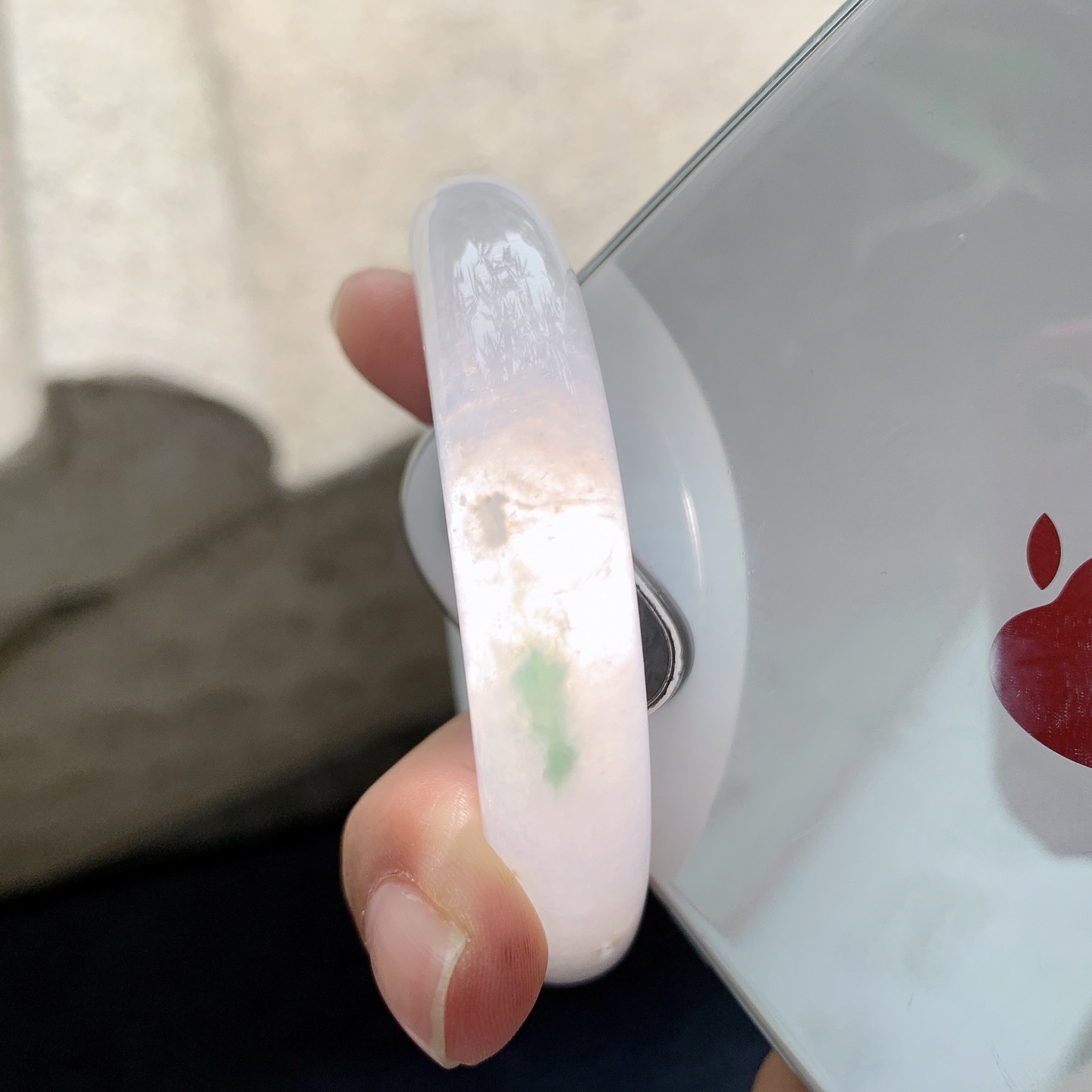 正圈53 54，圈口54.5/12.5/8.1，编码B2083120，冰糯飘绿，水润，种老，细腻，打灯有纹线。
