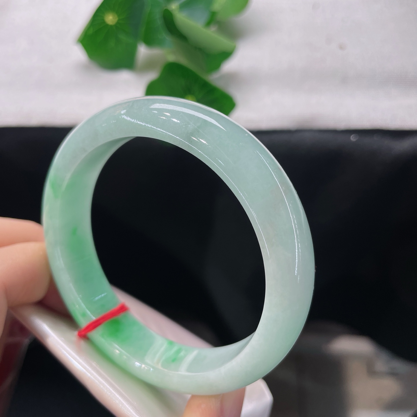 翡翠手镯 圈口59.7/14/8.7，正圈飘绿，59/60可戴，阳绿翠色如春日新柳，无裂