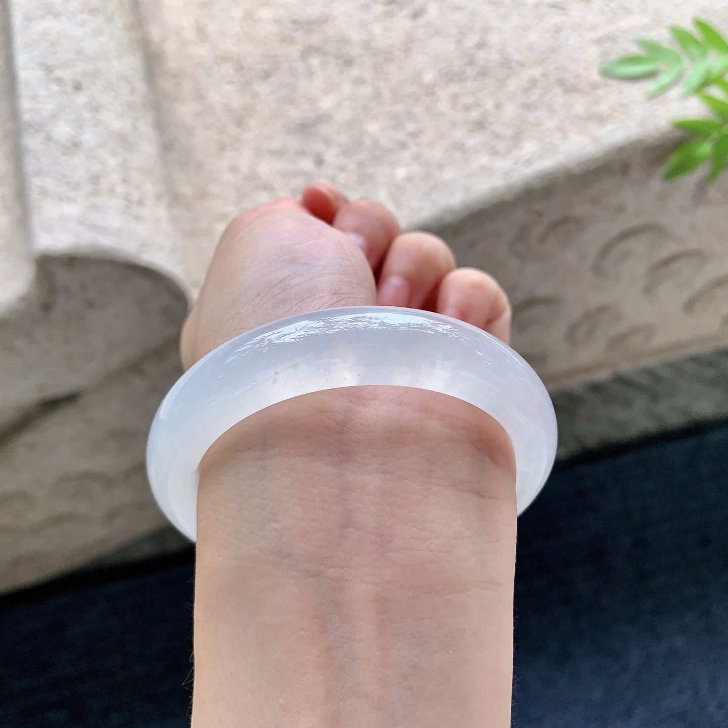 正圈53 54，圈口54.5/12.5/8.1，编码B2083120，冰糯飘绿，水润，种老，细腻，打灯有纹线。