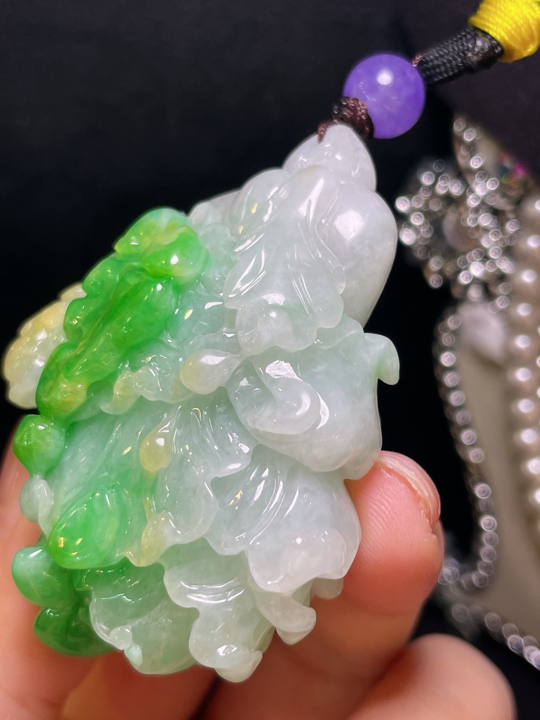 翡翠A货 白菜吊坠，阳绿色，料子冰润细腻，种老起光，上身佩戴效果很好，尺寸如图，59.7-39-25.7