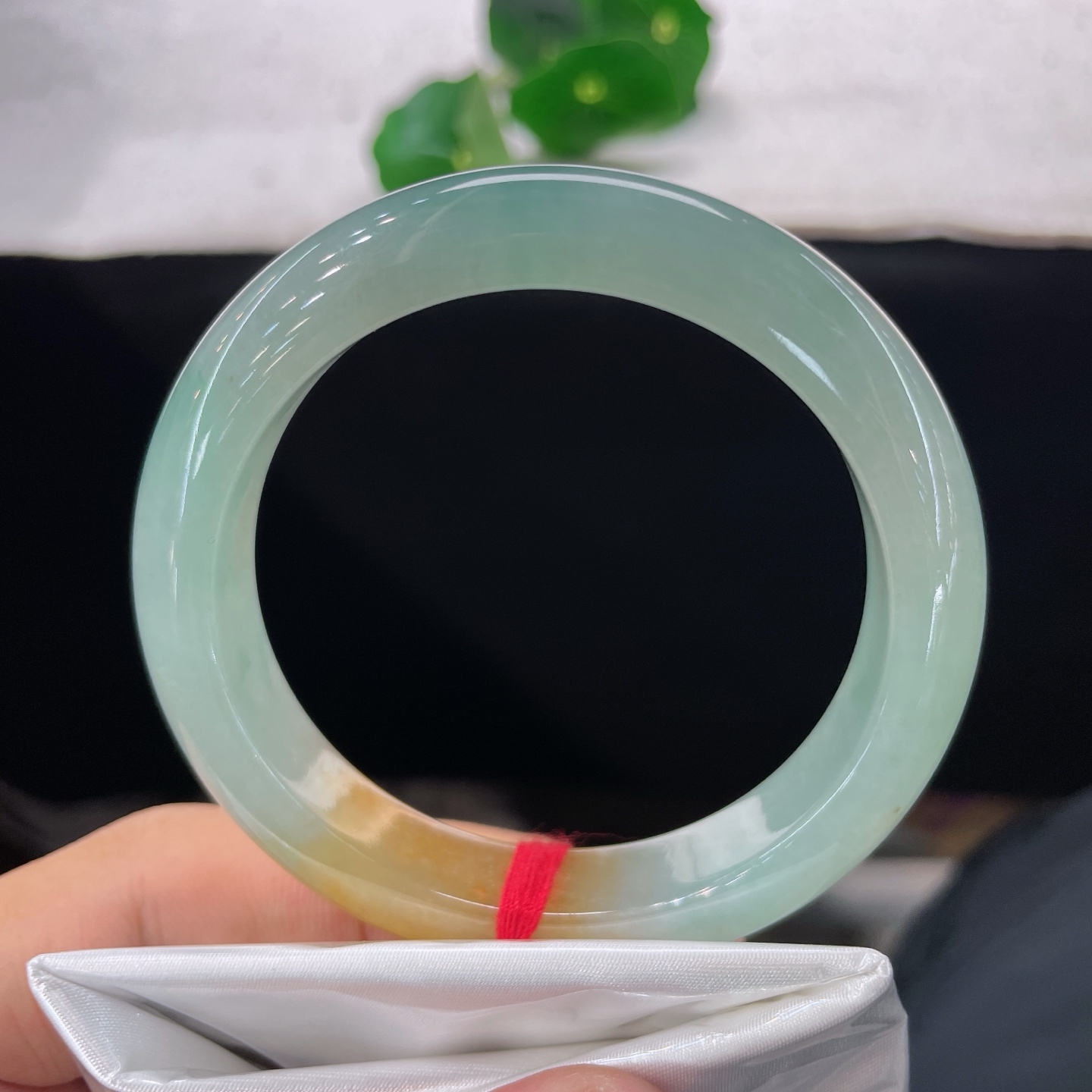 【翡翠手镯】圈口55.8/12.2/8.2，冰黄翡正圈，55/56可戴，仿若落日熔金，质地澄澈温润。浅青底色之上晕染一抹暖黄。无裂。
