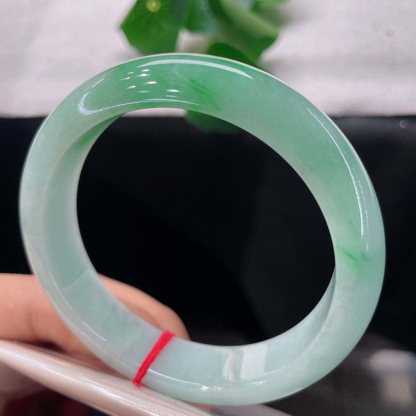 翡翠手镯 圈口59.7/14/8.7，正圈飘绿，59/60可戴，阳绿翠色如春日新柳，无裂