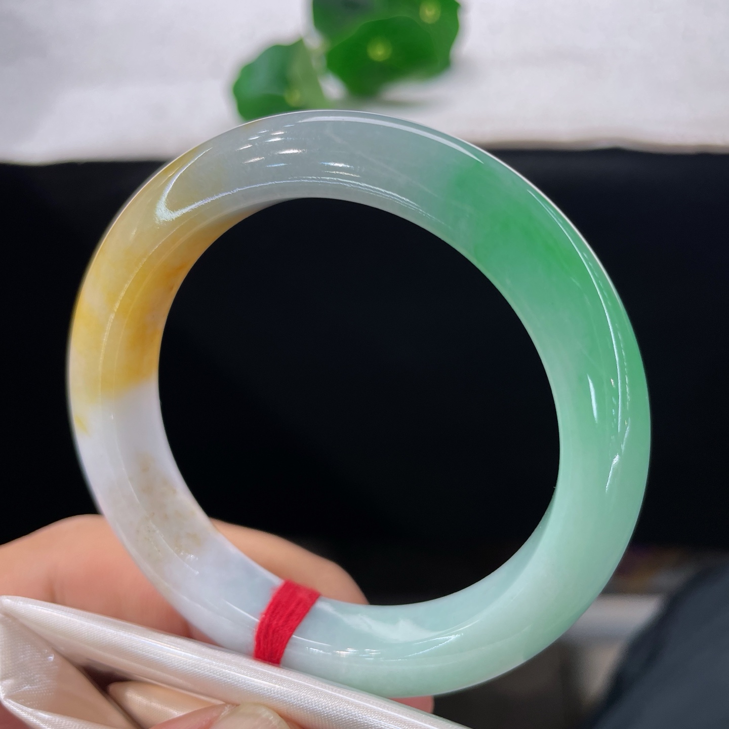 【翡翠手镯】圈口54.7/11.8/9.5，黄加绿正圈，54/55可戴，仿若三色成诗，色彩层次灵动鲜活，质地细腻。无裂。