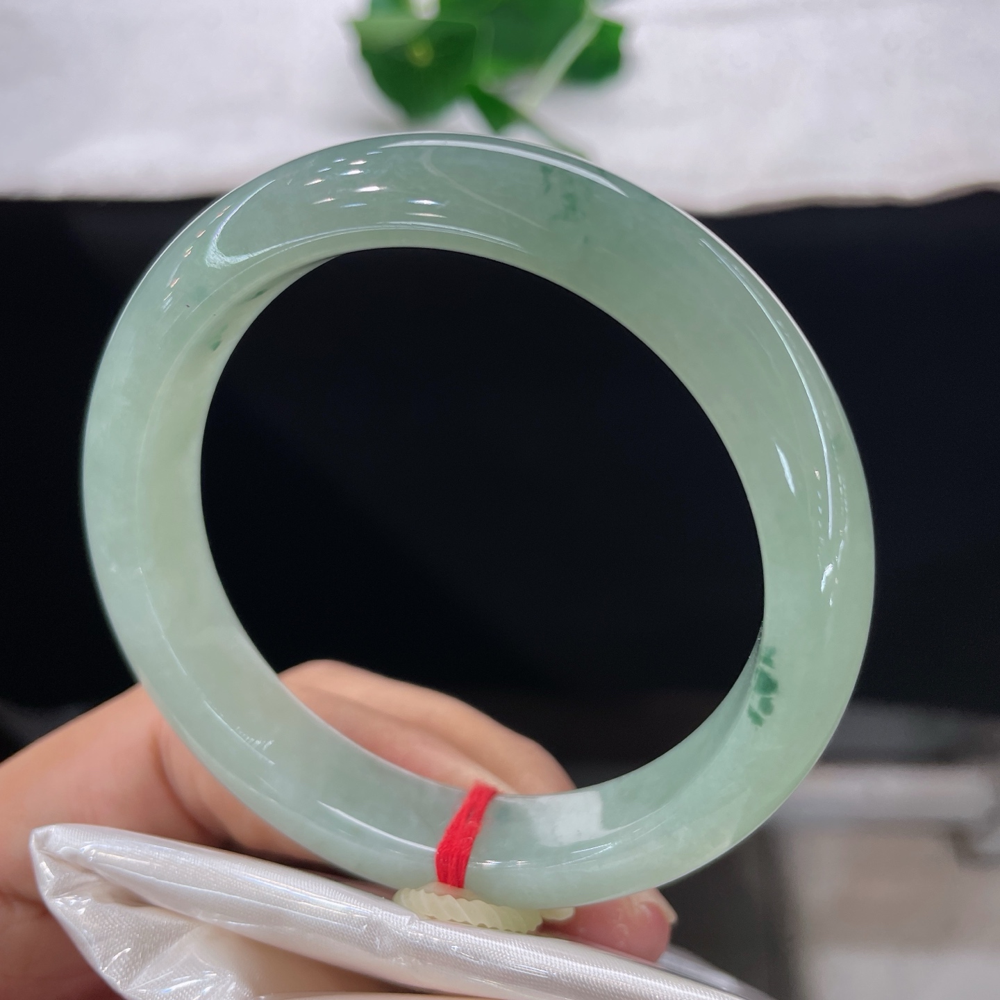 圈口55.7/12/8.3，飘花正圈，55/56可戴，仿若晴溪含翠，质地温润澄澈。清润柔和。无裂。