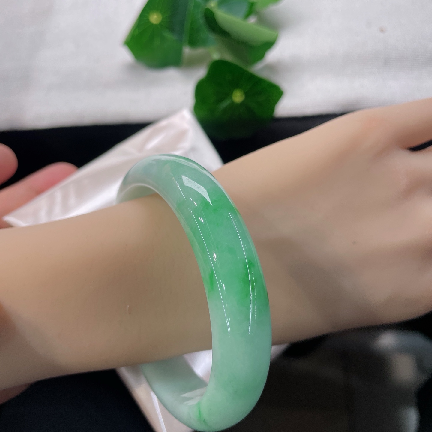 翡翠手镯 圈口59.7/14/8.7，正圈飘绿，59/60可戴，阳绿翠色如春日新柳，无裂