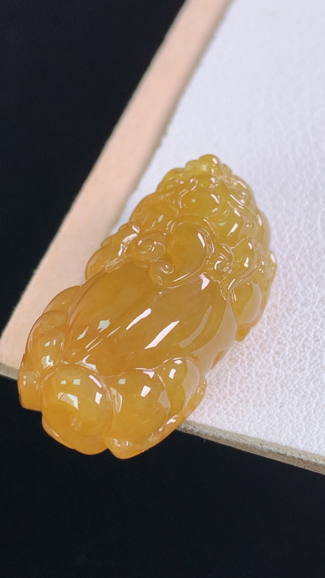 黄翡貔貅，天然黄翡，种老起胶，霸气，无裂，尺寸:28.2-15.5-11.4mm
