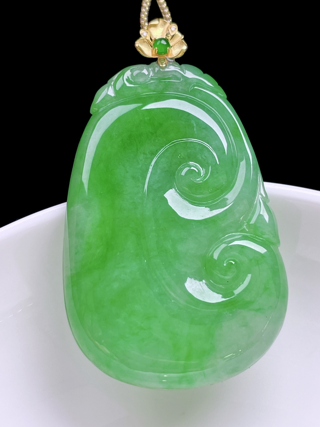 冰阳绿如意,色泽浓郁，种老水润，18k金镶嵌,整体：51,裸石：44.6/30.3/5.6