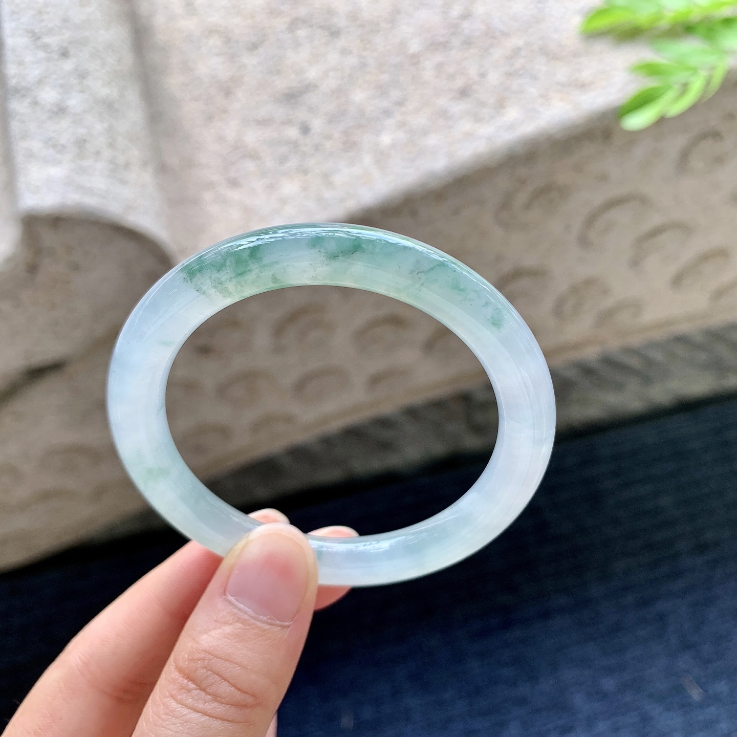 圆条50 51，【圈口】51/8/8.1，【编码】DW083043，【描述】冰糯飘花，水润，种老，细腻，打灯有絮线
