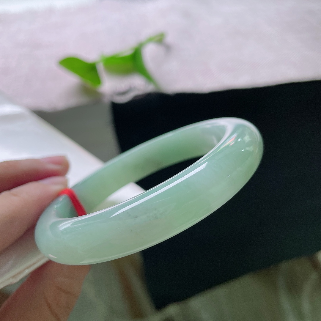 58/11.7/9，绿底正圈，无裂，满圈柔和浅豆绿，色调温润统一，端庄大气，绿意内敛不张扬，百搭款。ss57114a