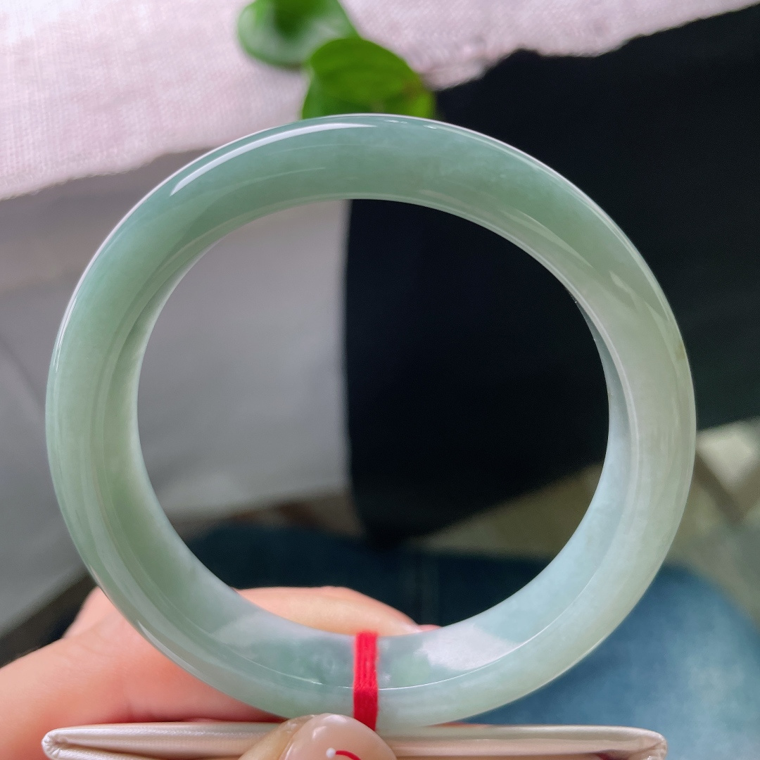 蓝底正圈，无裂，质地漾着柔和水光，不艳不烈的色调沉静素雅，抬手便是一缕内敛温柔的玉石诗意。ss54417a