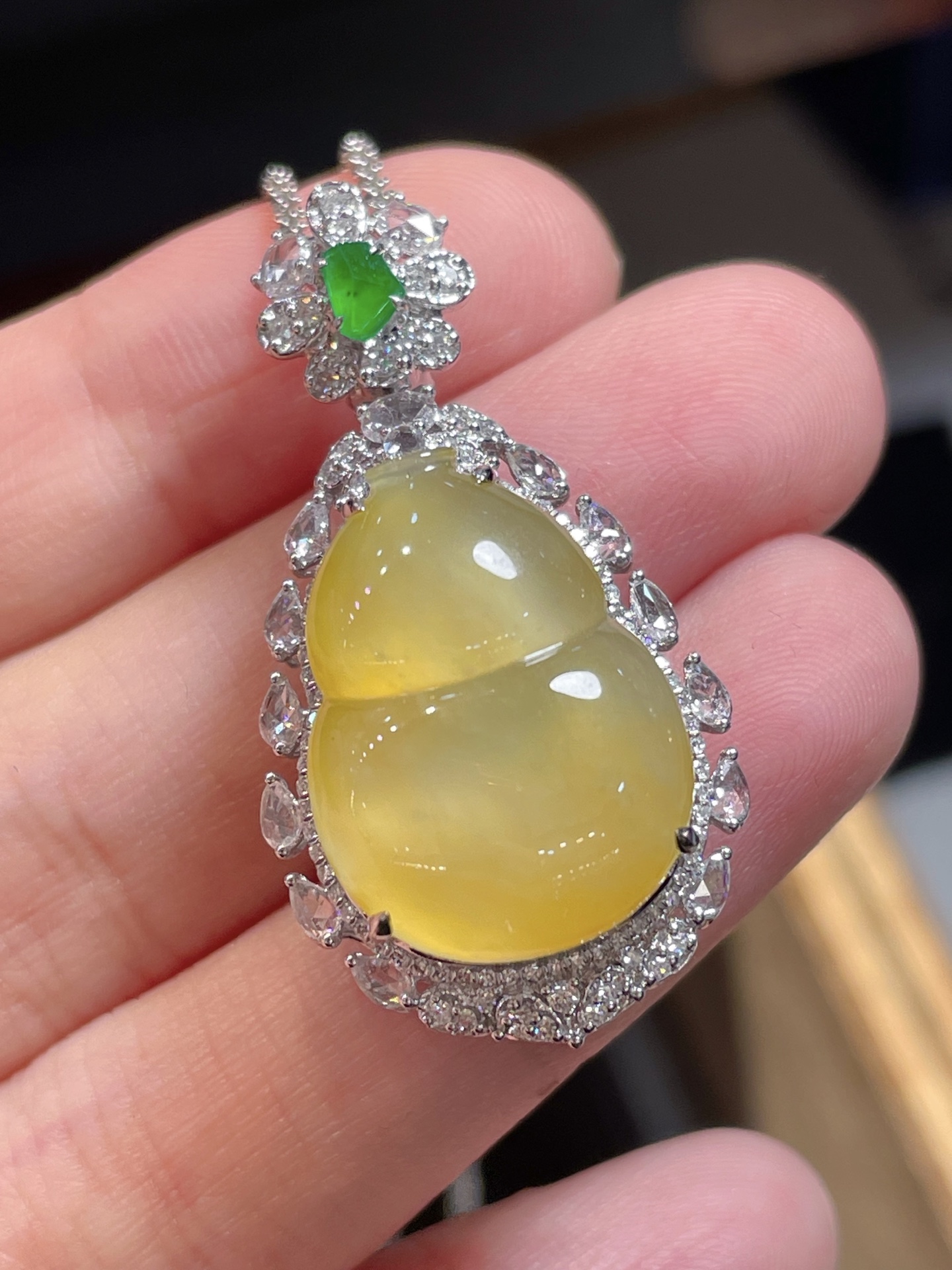 黄翡葫芦吊坠，种水好好，裸石很饱满，专挑好品相，18k镶嵌，20.5-15-5.5