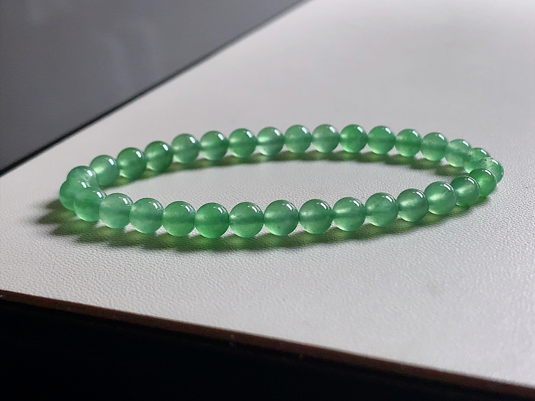 玻璃种荧绿手串 色泽青翠漂亮，冰透起光感，尺寸5.3