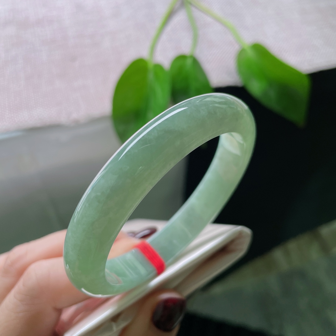 绿底正圈，质地温润，叶蕴清香，底含春意。一点皮纹，ss55131a