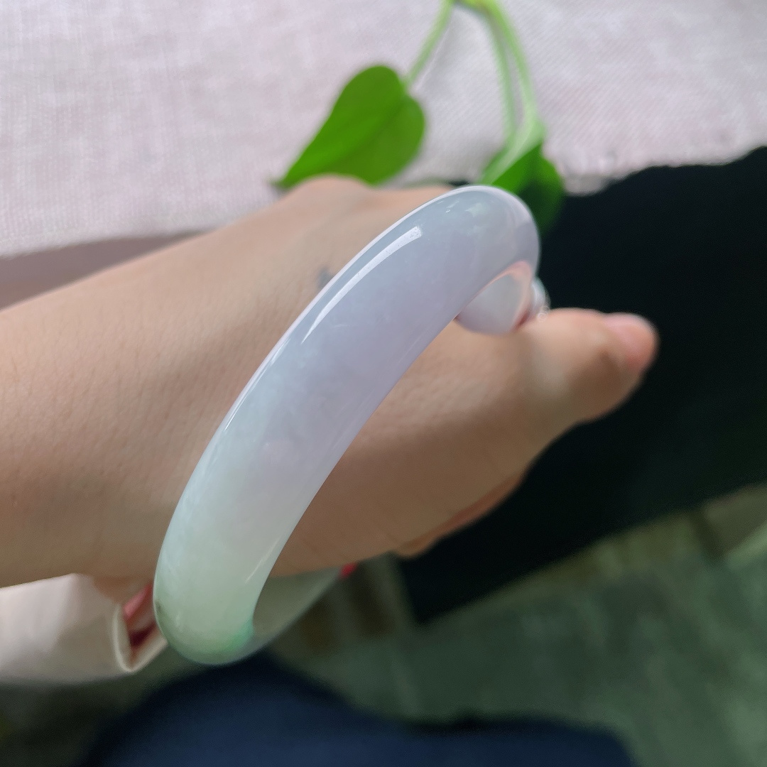 绿底正圈，内纹，翠色随性晕染，浓淡相宜，不扎堆不艳俗，像春风拂过泛起的一抹绿意。ss57816a