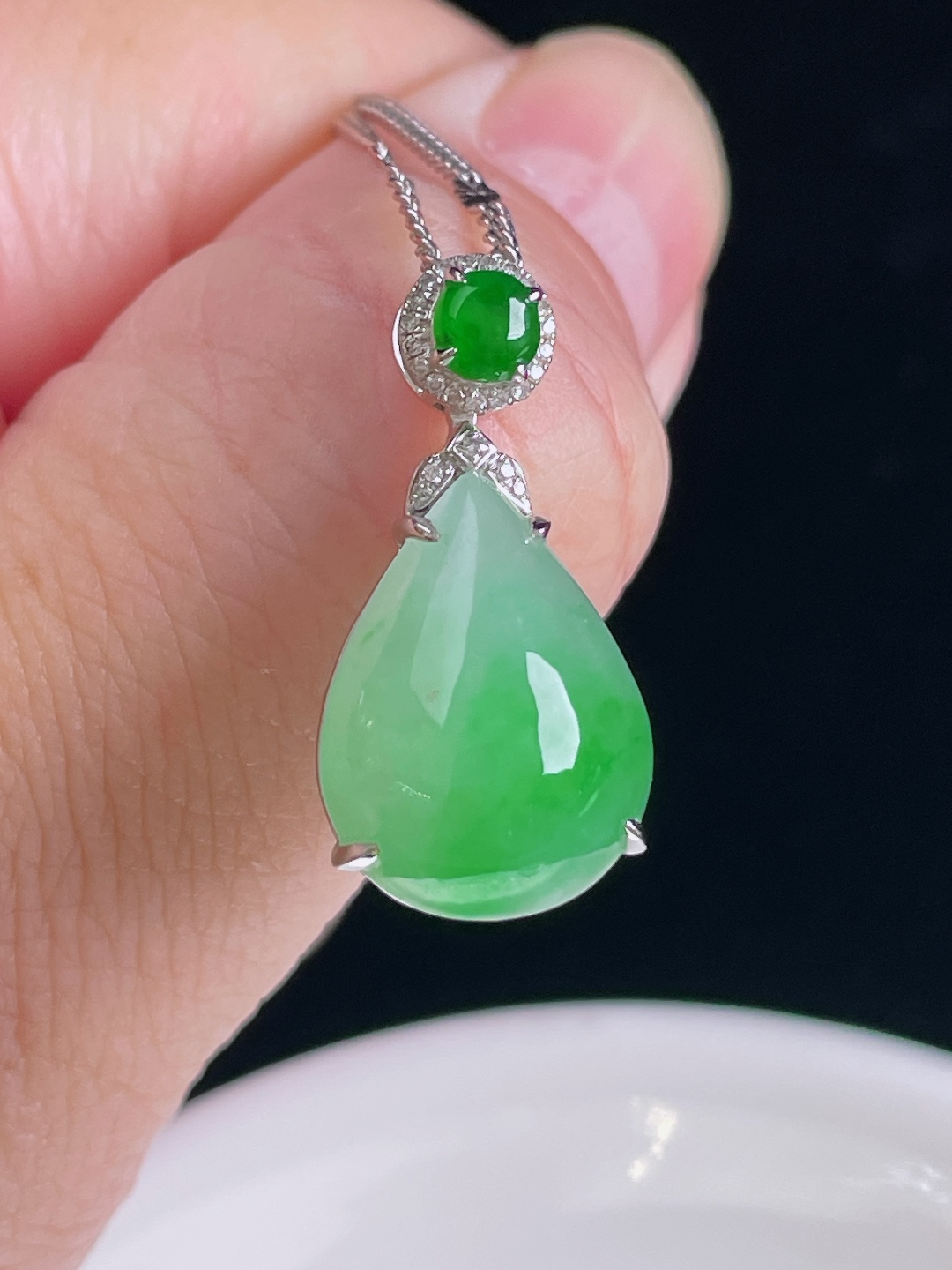 阳绿水滴，18k镶嵌，老种起光，细底通透，尺寸：24.4/12.7/8.3mm0829