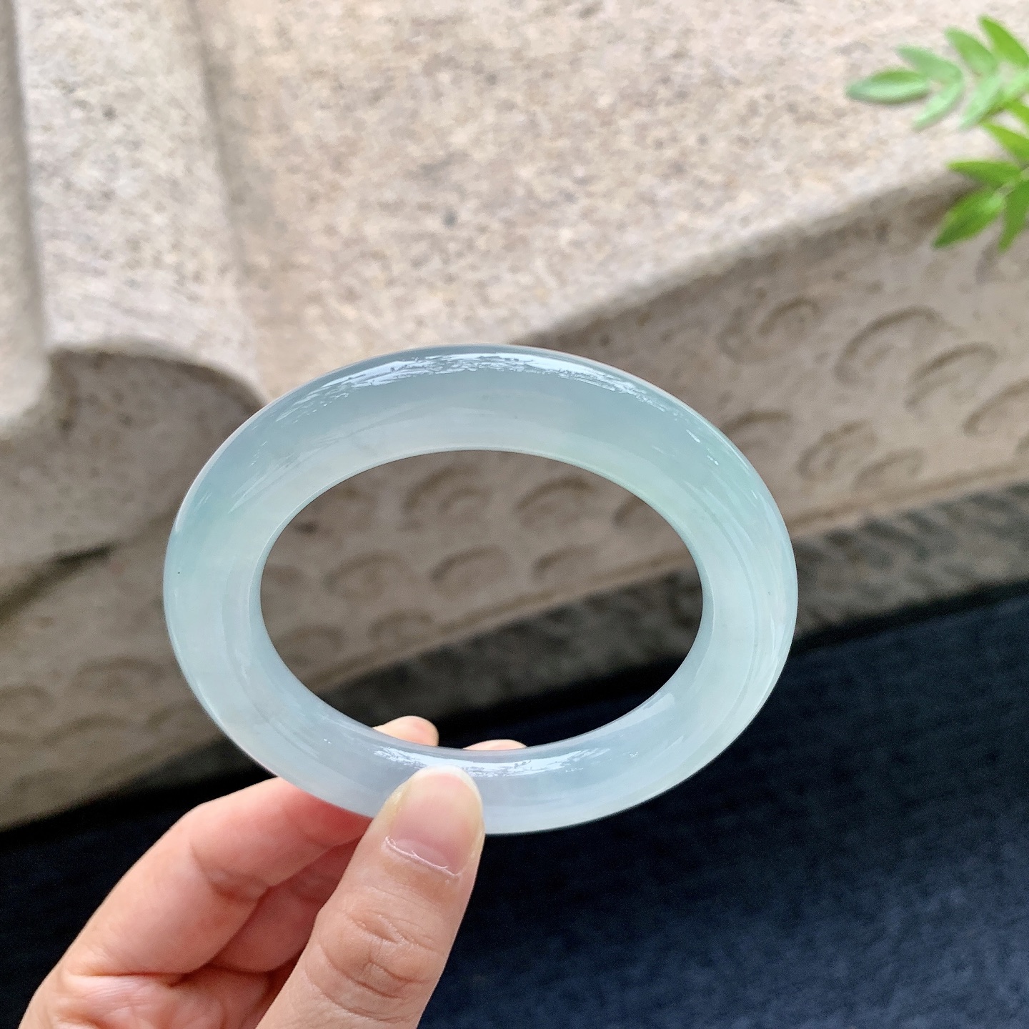 正圈55 56，冰糯晴底，水润，种老，细腻，无裂。