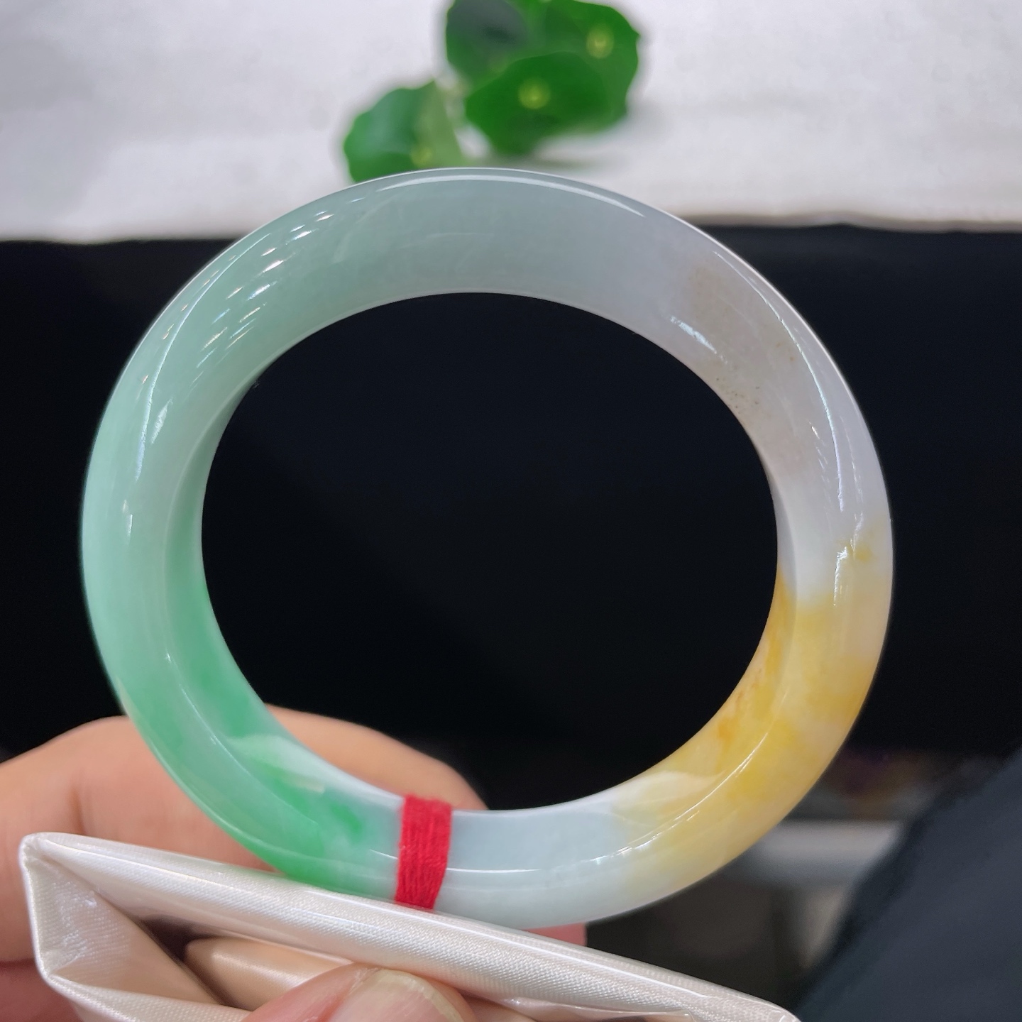【翡翠手镯】圈口54.7/11.8/9.5，黄加绿正圈，54/55可戴，仿若三色成诗，色彩层次灵动鲜活，质地细腻。无裂。