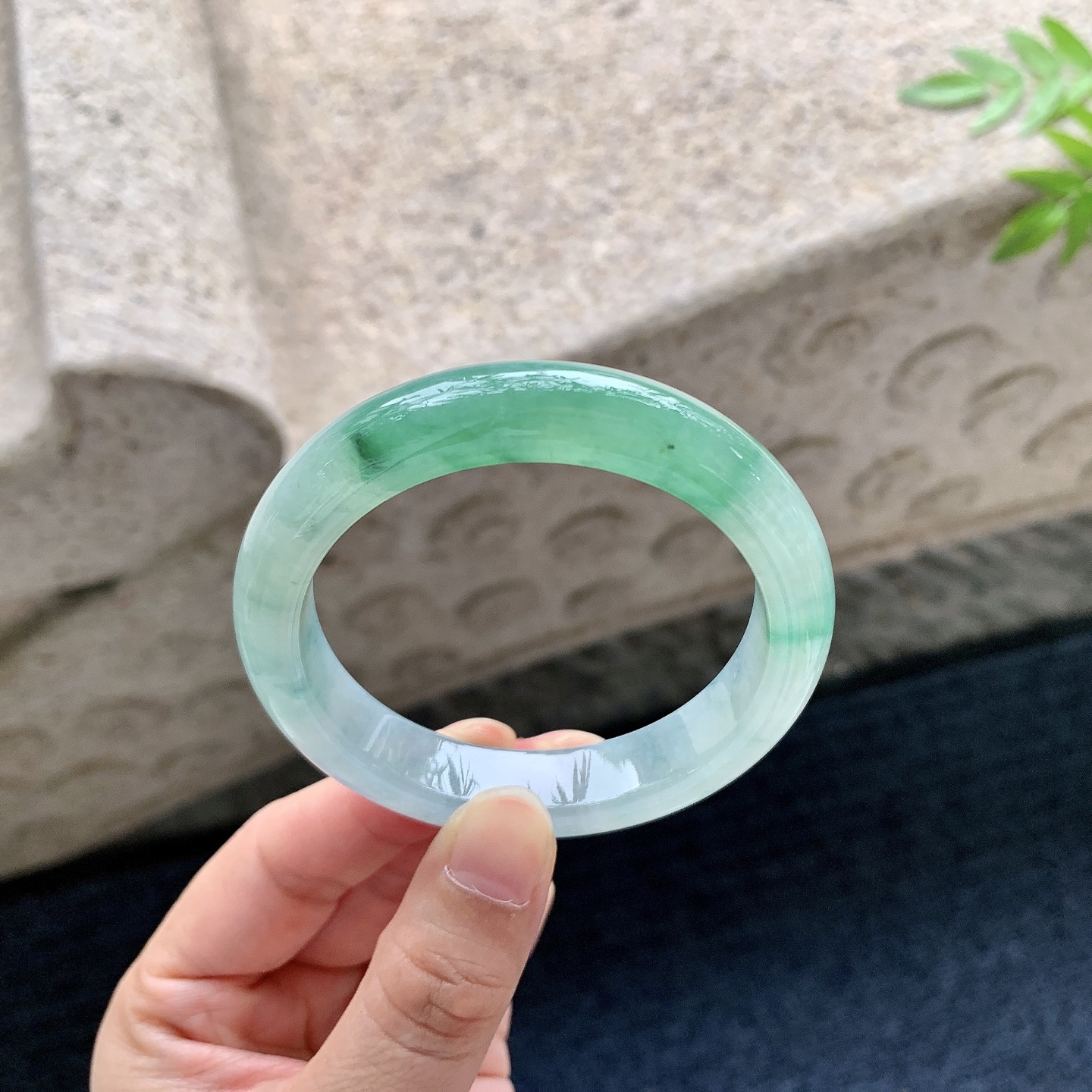 正圈51 52，圈口52.1/11.5/8，编码C5083101，糯冰飘绿，水润，种老，细腻，有纹线