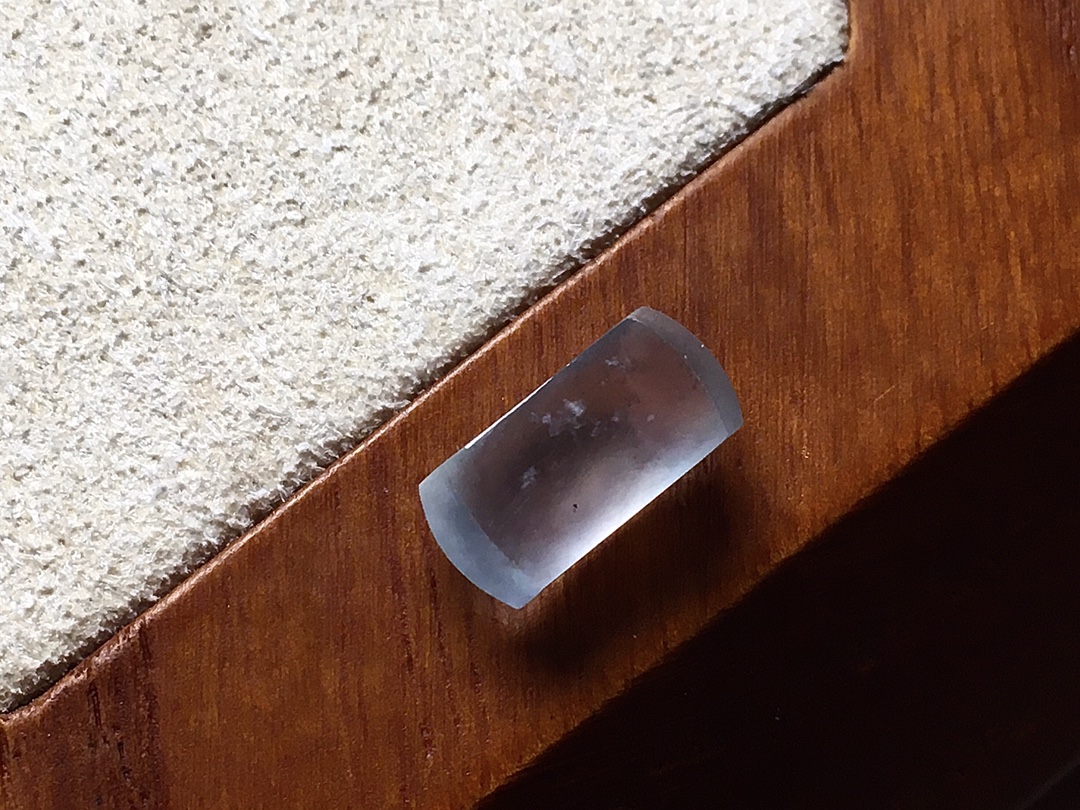 玻璃种马鞍 种水，冰透起光感，尺寸10.7*5*4