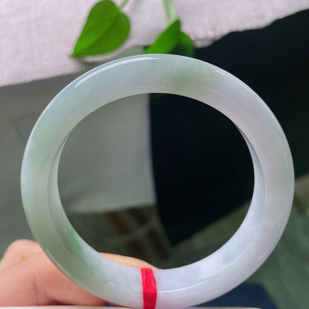 绿底正圈，内纹，翠色随性晕染，浓淡相宜，不扎堆不艳俗，像春风拂过泛起的一抹绿意。ss57816a