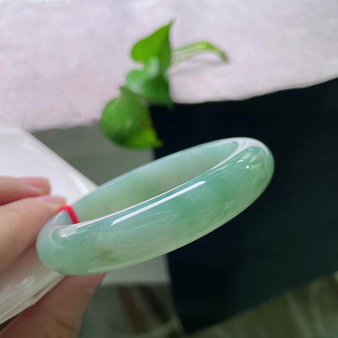 绿底正圈，无裂，色泽沉静内敛，镯型圆润饱满，佩戴成熟稳重，日常通勤都大方得体。ss57728a。