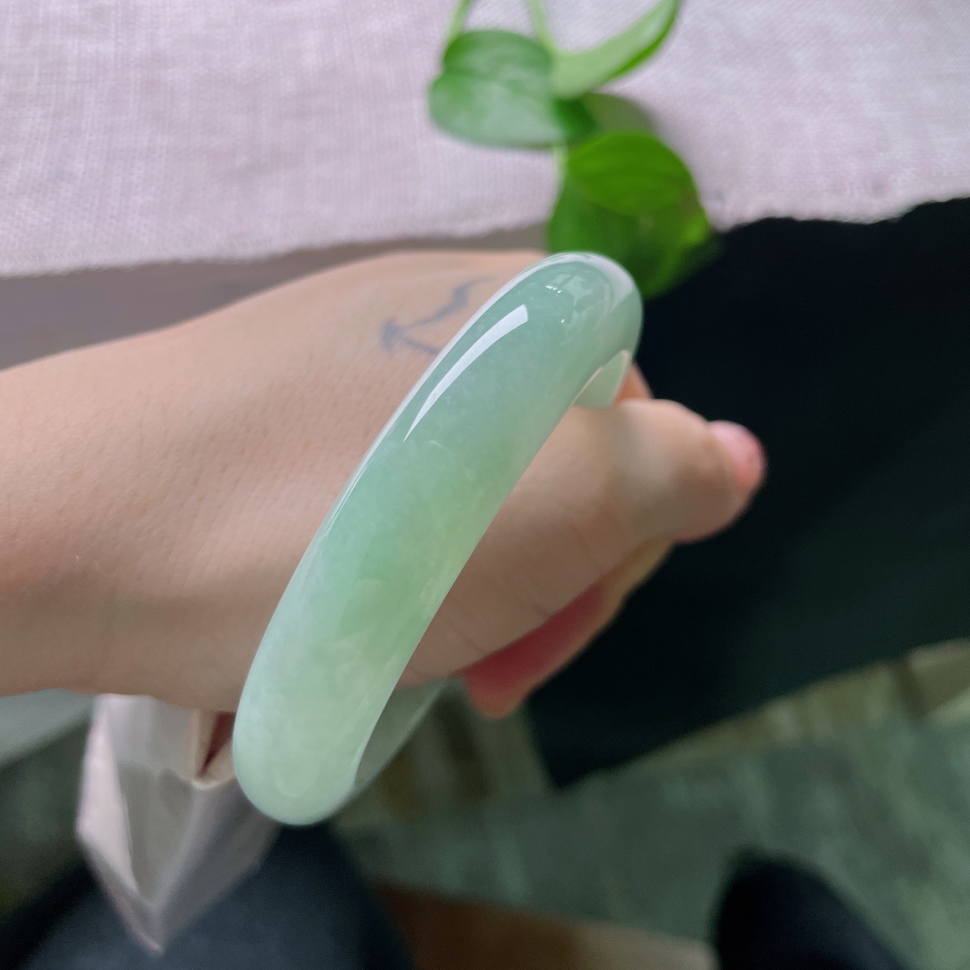 晴水正圈，无裂，玉质冰润通透，上手自带沁心凉意，尽显夏日凉爽质感。ss57418a
