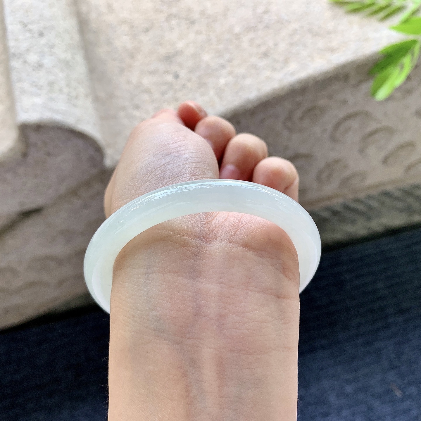 圆条53 54,圈口54.3/8.2/8,编码AD083013,描述糯冰底色，水润，种老，细腻，打灯有棉线