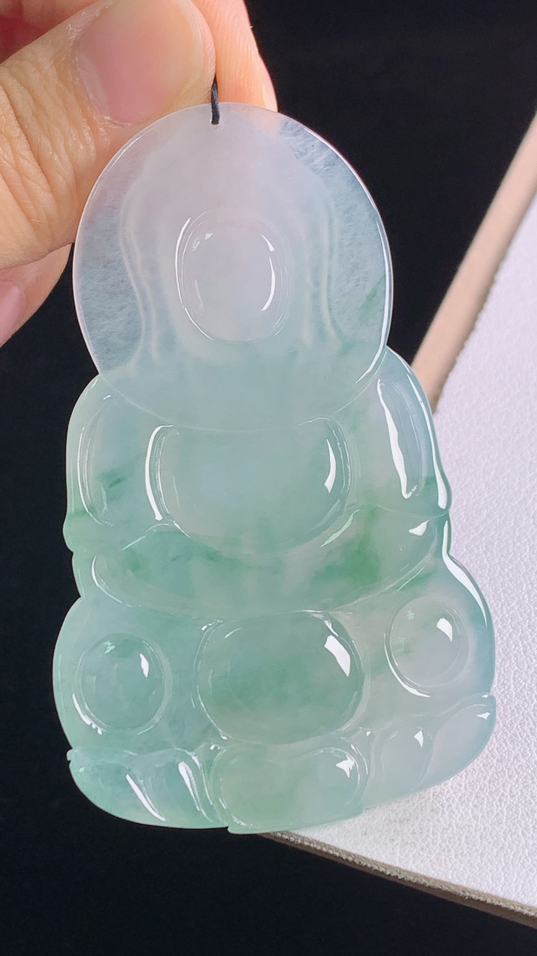 冰飘花观音，花色灵动，水润细腻，无裂，尺寸:67.7-41.1-5.6mm 25