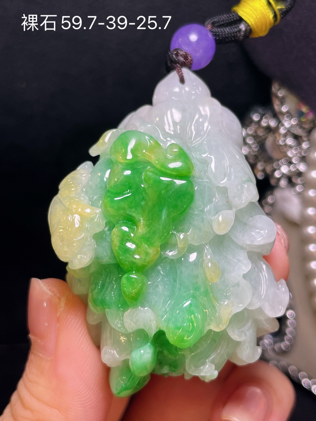 翡翠A货 白菜吊坠，阳绿色，料子冰润细腻，种老起光，上身佩戴效果很好，尺寸如图，59.7-39-2