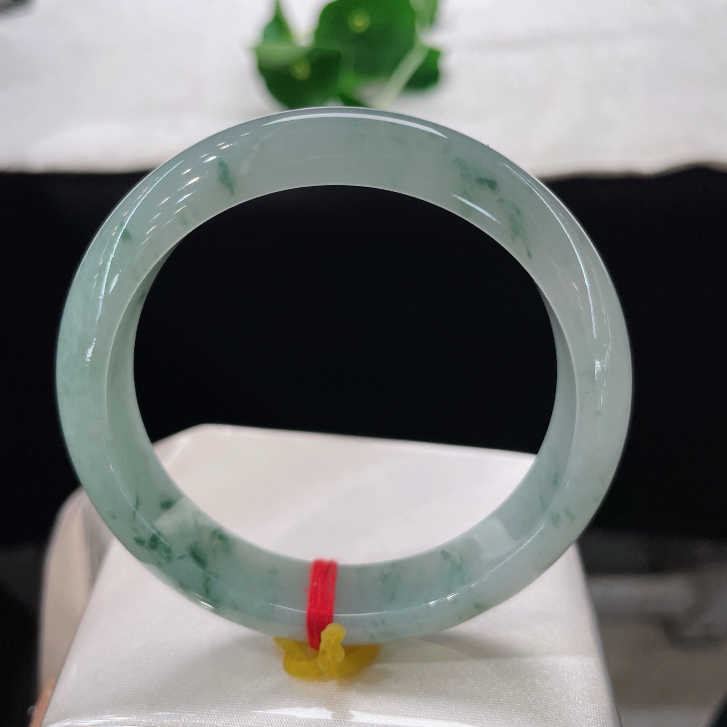 圈口55.6/12.8/7.8，飘花正圈，55/56可戴，仿若清风渡川，质地澄澈温润。浅青玉底清透柔