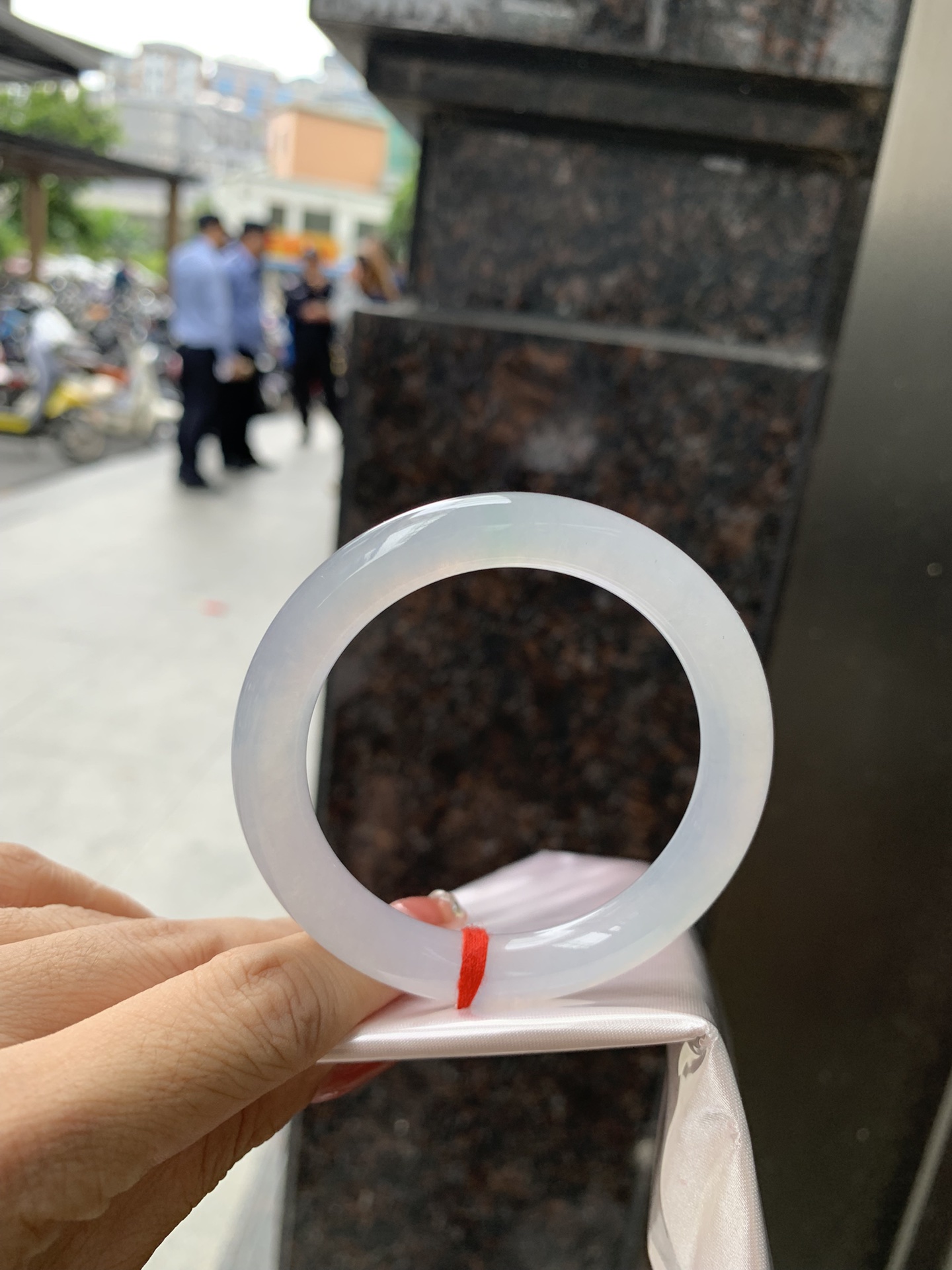 冰粉圆条,52.2-9-8.6,1023-X858-1,无裂，底妆冰润细腻，淡淡梦幻粉色调，让浪漫有了具象化，酥粉盈韧，温柔美人