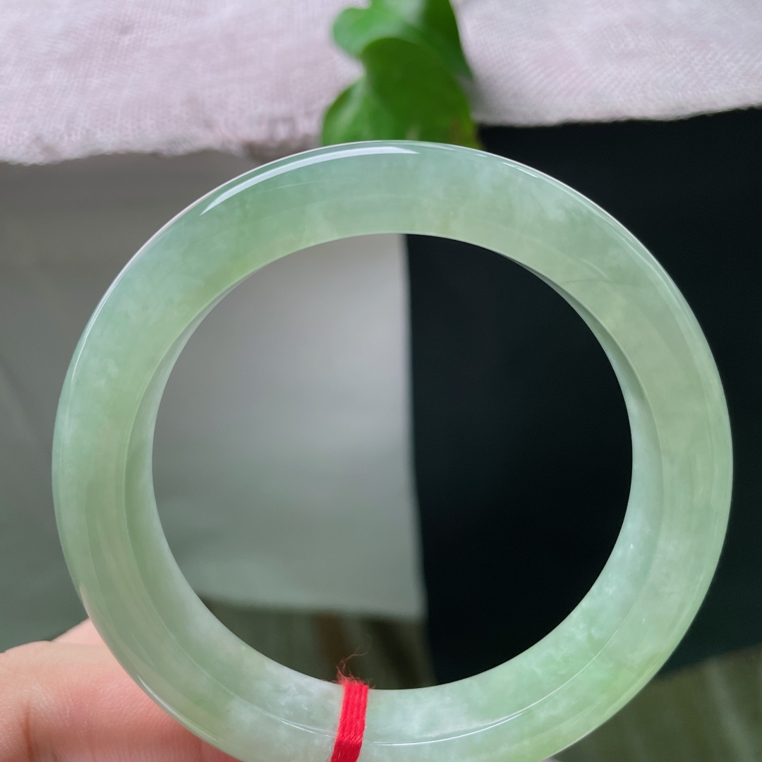 56.3/12/9.4，甜绿正圈，底色匀净清透，满圈浅嫩晴翠，色泽柔和，一镯揽住春日浅青，不浓不艳的嫩翠凝于腕间，藏着清淡治愈的东方温柔感。无裂，ss54972a