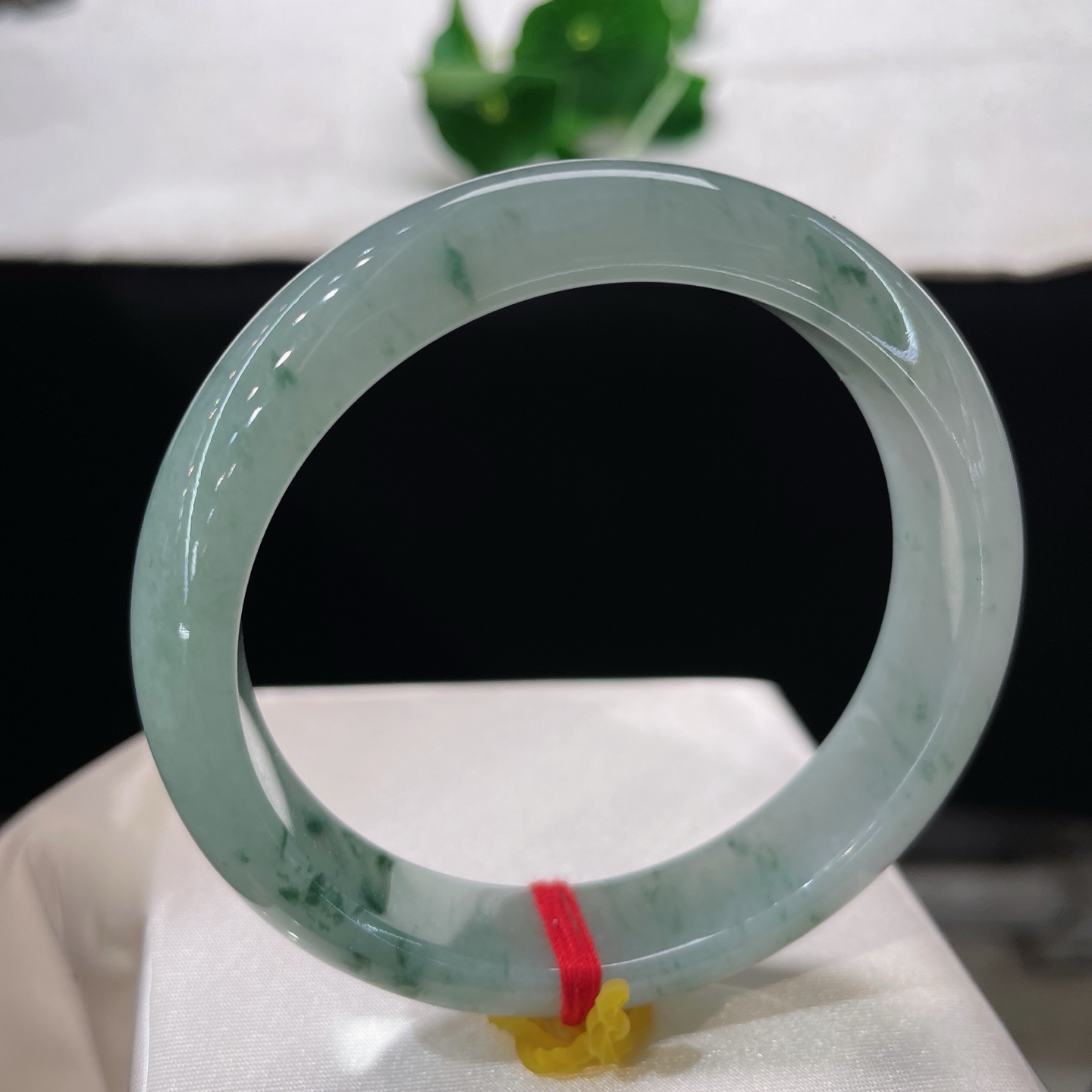 圈口55.6/12.8/7.8，飘花正圈，55/56可戴，仿若清风渡川，质地澄澈温润。浅青玉底清透柔和，飘花如墨丝。无裂。
