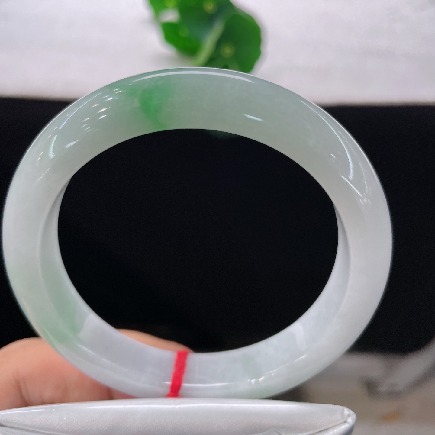 翡翠手镯 圈口59.6/12.2/8.8，白底青正圈，59/60可戴，半段翠韵轻浮玉面，仿若薄雾绕林