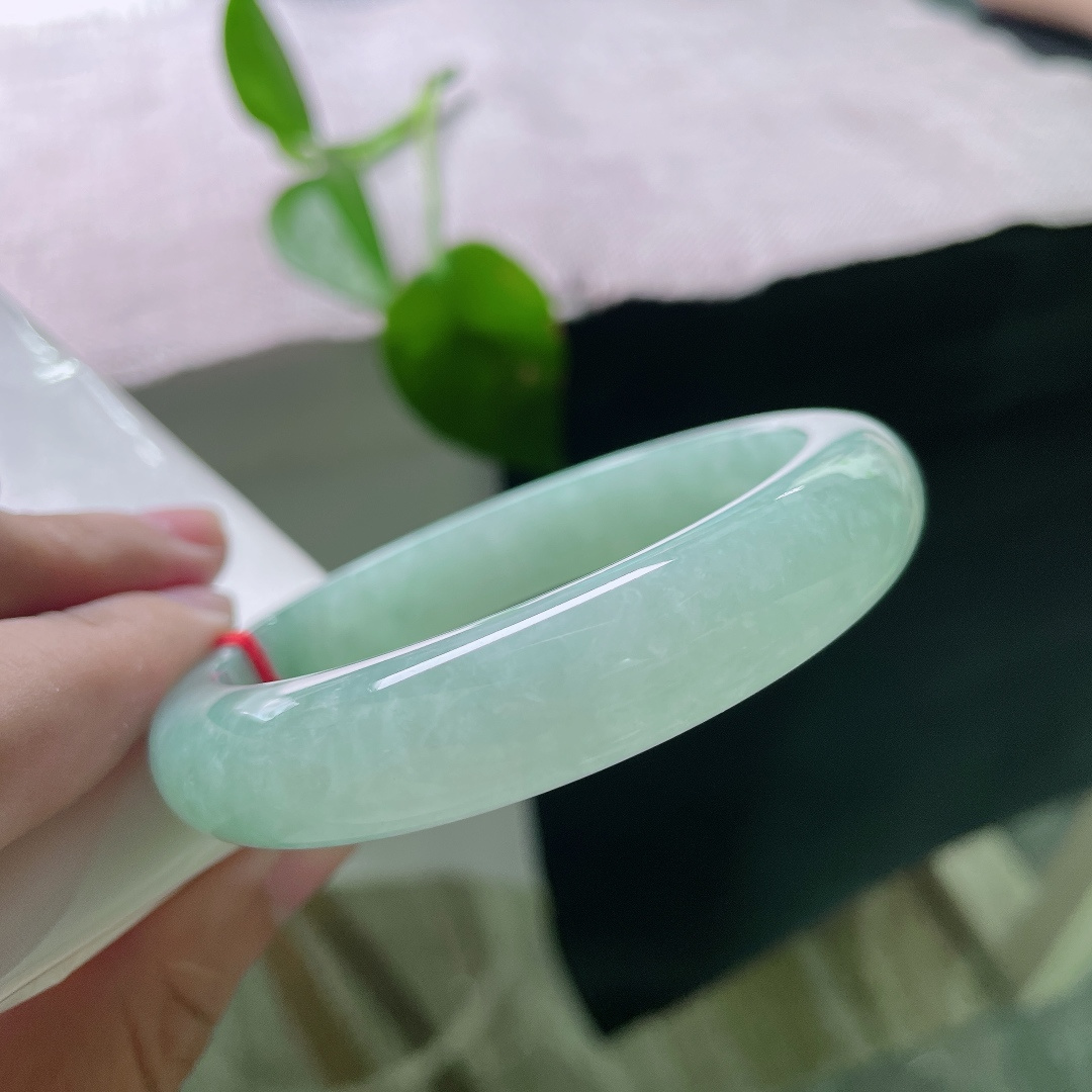 绿底正圈，无裂，简约素圈款式，干净素雅，褪去浮华，举手投足清爽舒适，尽显温柔温婉的气质。ss56401a