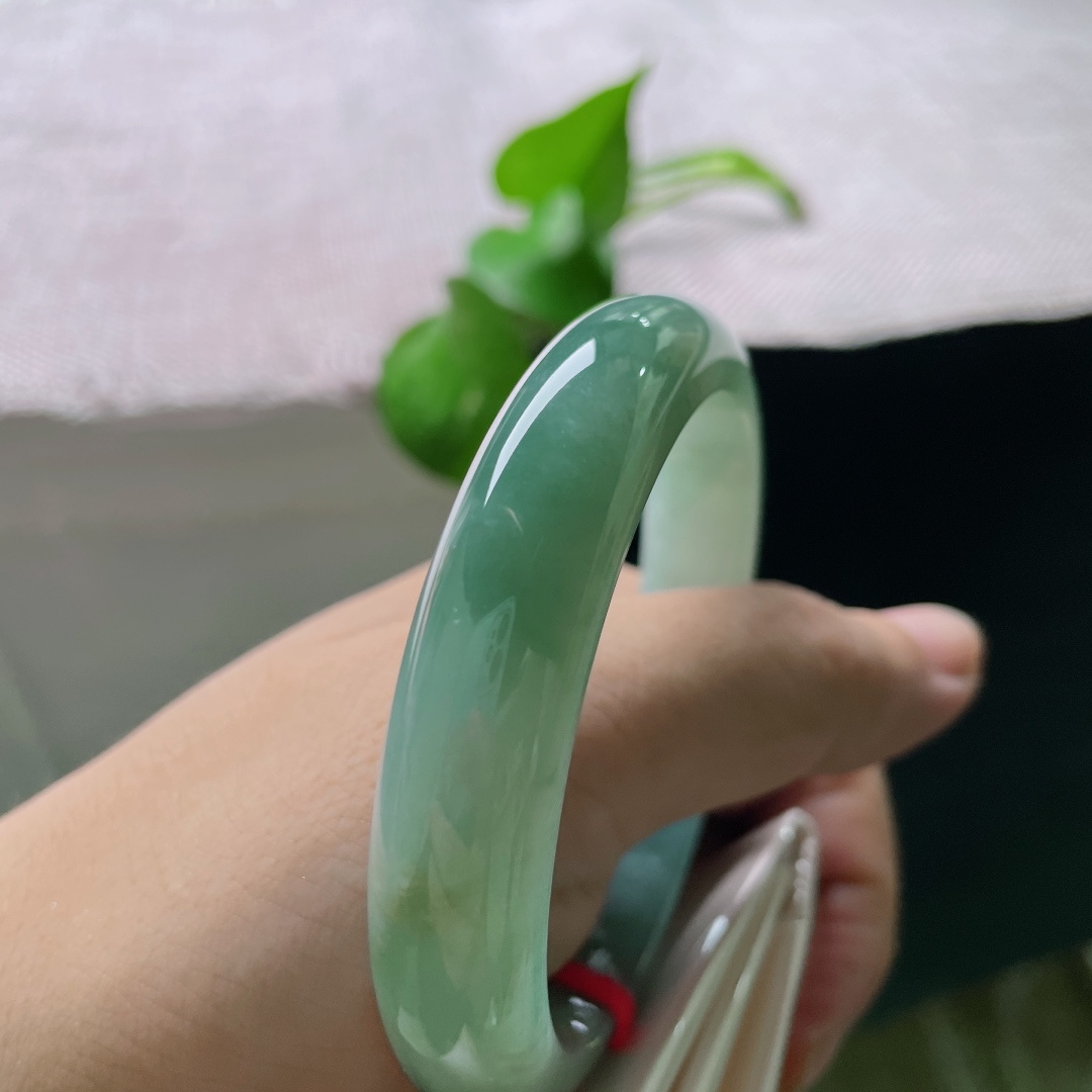 绿底正圈，无裂，色泽沉静内敛，镯型圆润饱满，佩戴成熟稳重，日常通勤都大方得体。ss57728a。