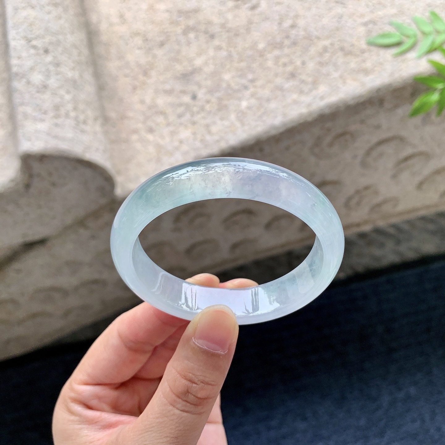 贵妃51 52，圈口52.5/44.3/13/7，编码N2083114，描述冰糯飘绿，水润，种老，细腻，打灯有絮线