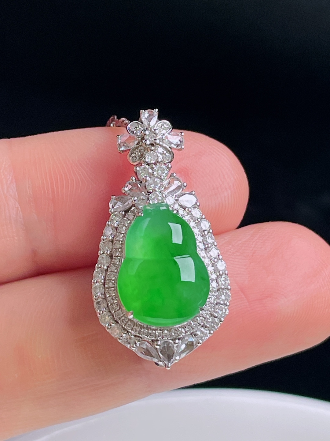 冰绿葫芦，18k镶嵌，老种起光，细底通透，尺寸：30/18/9.9mm0829